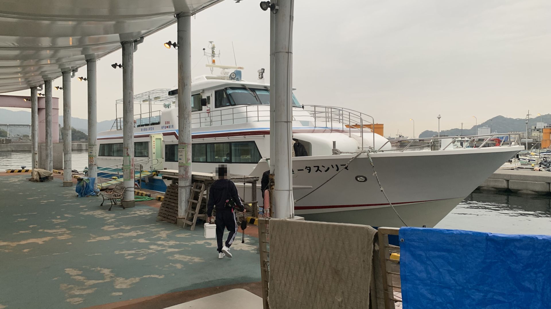 津久見港の乗船桟橋と高速船