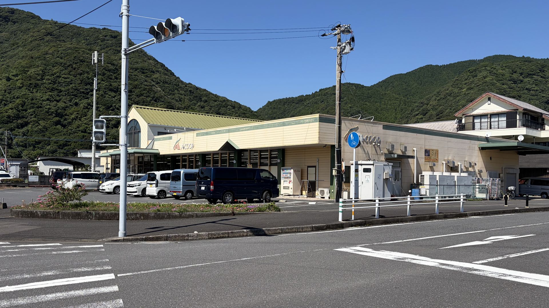 道路向かいにあるエーコープかまえ店