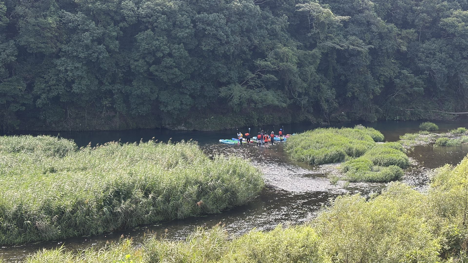 番匠川でSUPを楽しむ人々