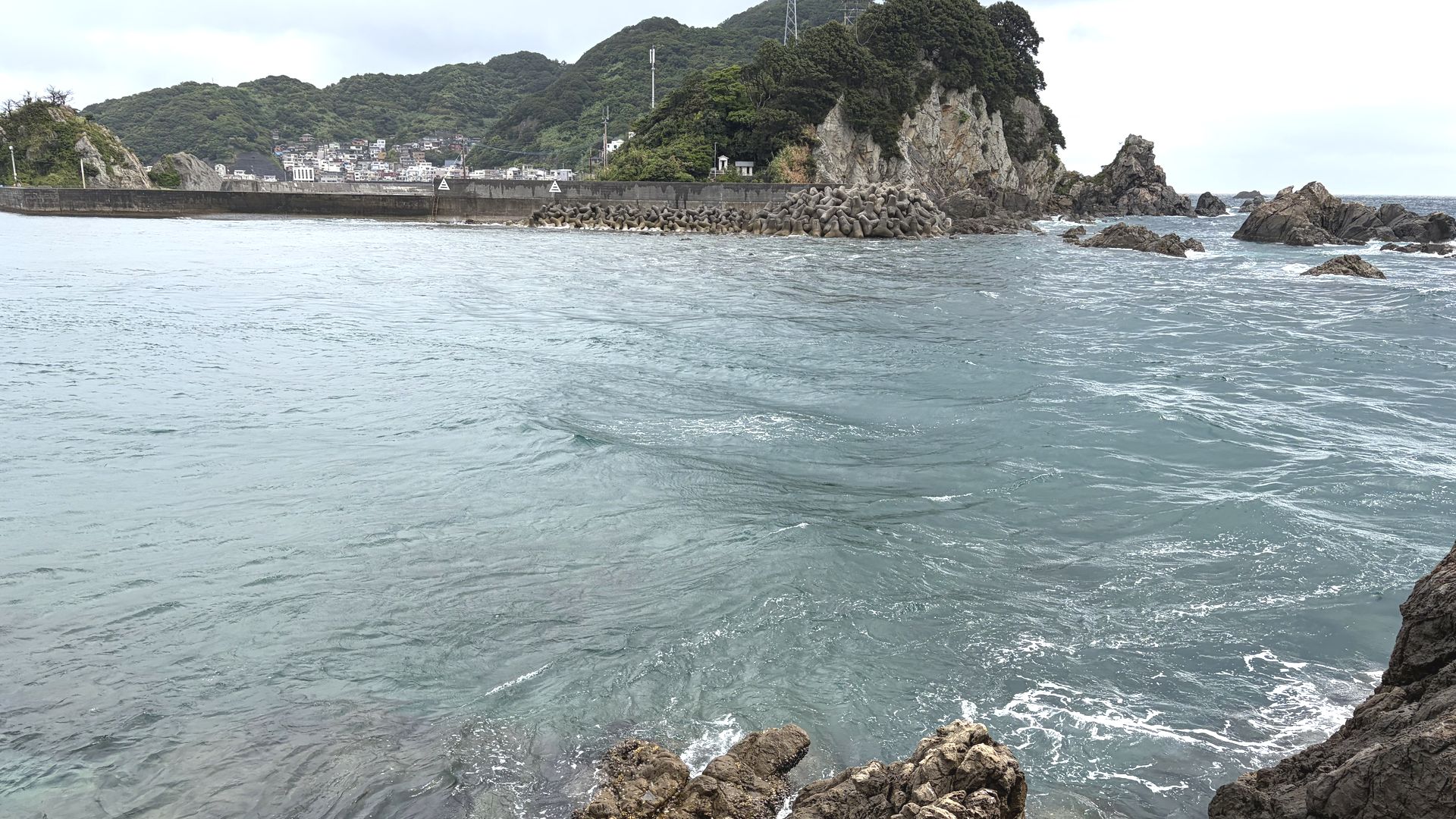 保戸島との間の激しい潮の流れ