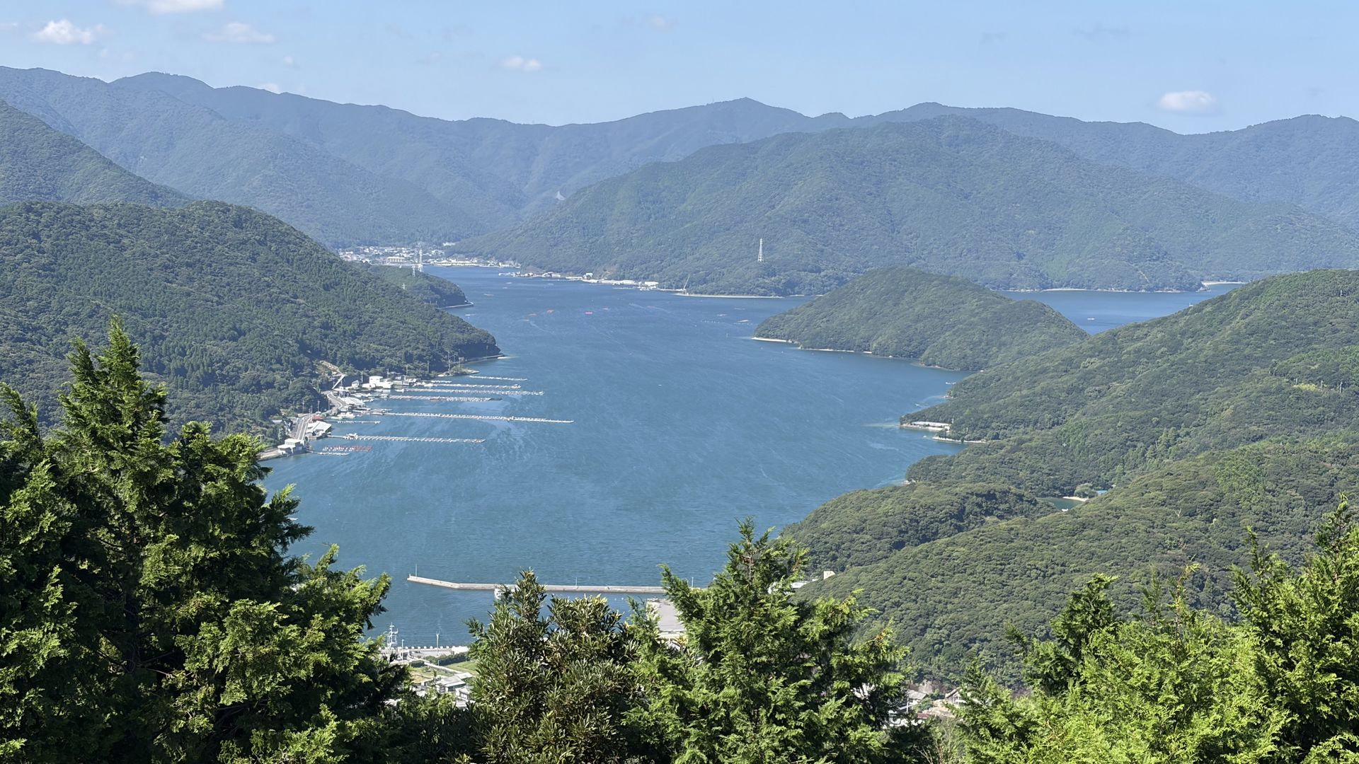 裏から見える西野浦の様子
