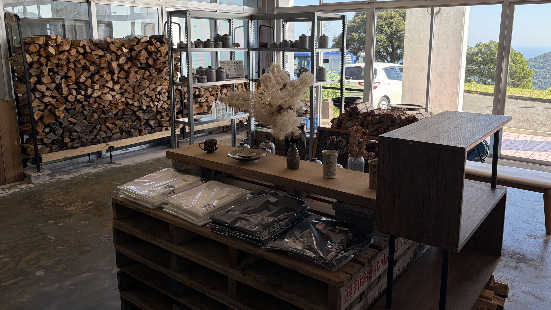 outdoor lab.の店内と薪